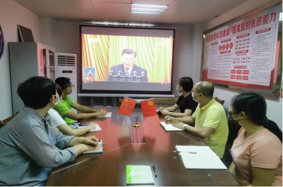 协会秘书处员工收看党的二十大开幕盛况